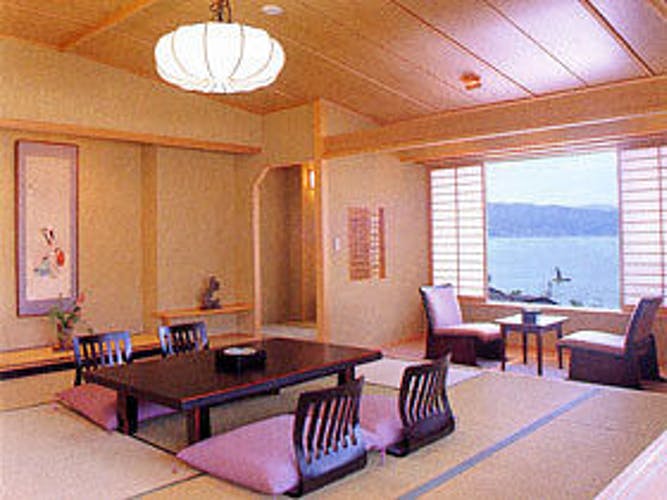 信州・上諏訪温泉 琥珀色の自家源泉を持つ宿「ホテル鷺乃湯」 写真1